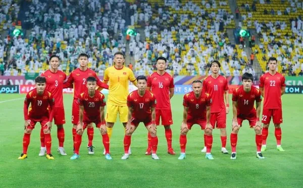Luật Bóng Đá 11 Người FIFA - Hướng Dẫn Đầy Đủ Và Chuẩn Xác Nhất 2025 6 Luật Bóng Đá 11 Người FIFA Về Thời Gian Thi Đấu